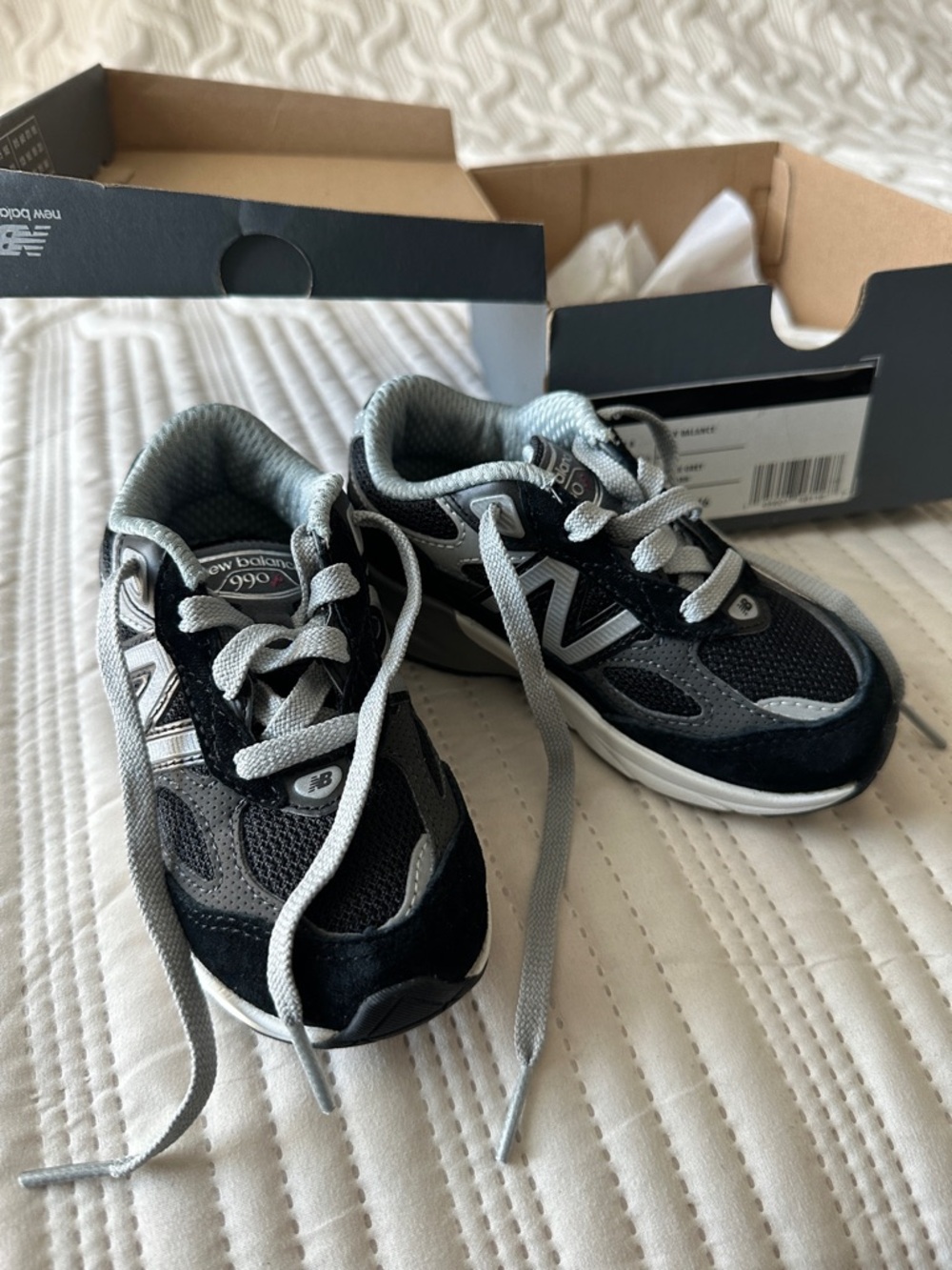 Pre-owned -New Balance Black, white, and grey 990v6 Sneakers